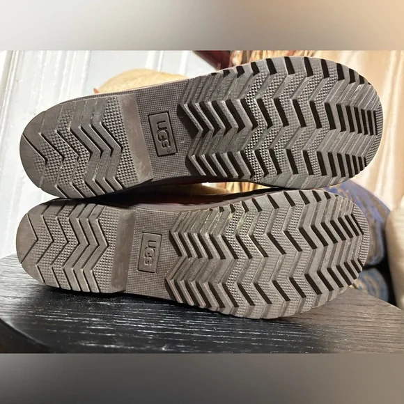 UGG Australia Lilyan Mahogany Waterproof Leather boots - Like New - Picture 12 of 13